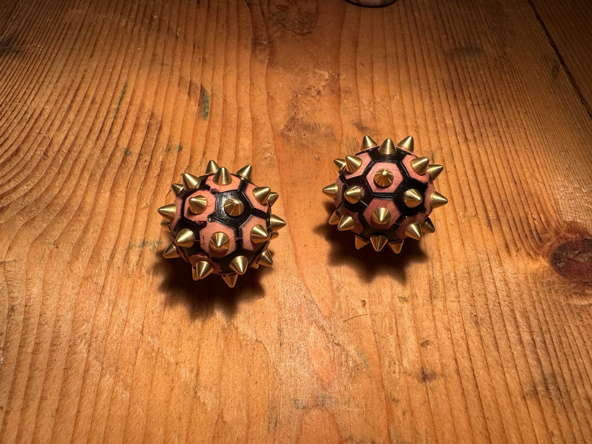 2x Igelball aus Wacholderholz und Messing - handgemacht aus Südkorea