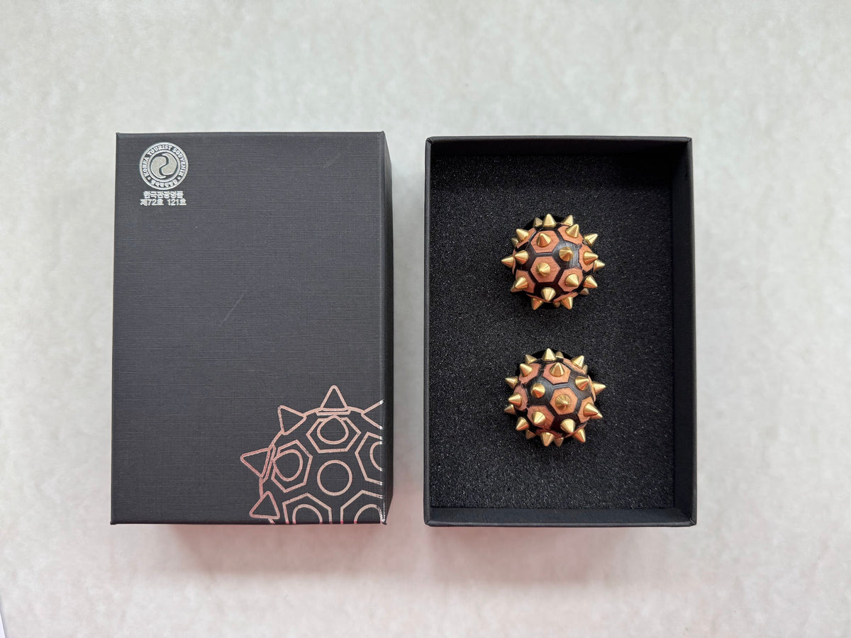 2x Igelball aus Wacholderholz und Messing - handgemacht aus Südkorea