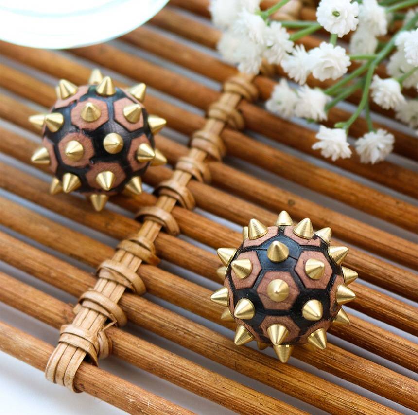 2x Igelball aus Wacholderholz und Messing - handgemacht aus Südkorea