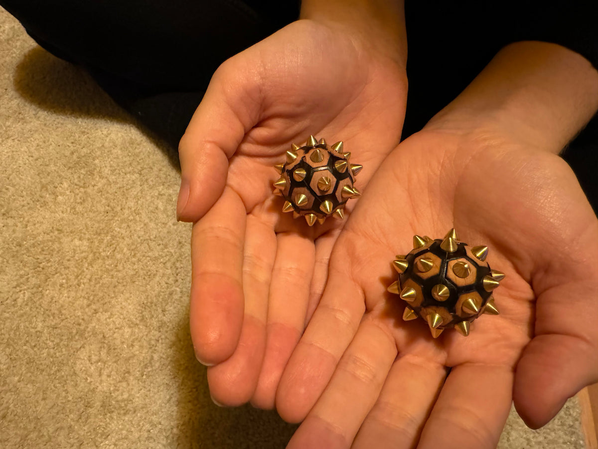 2x Igelball aus Wacholderholz und Messing - handgemacht aus Südkorea